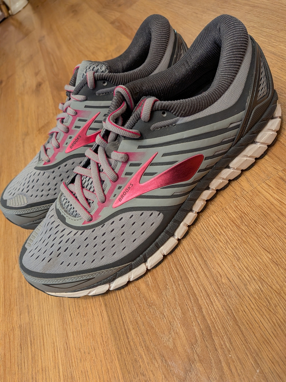BROOKS ARIEL 18 PINK AND GREY RUNNING SNEAKER IN LIKE NEW CONDITION 9.5D WIDE